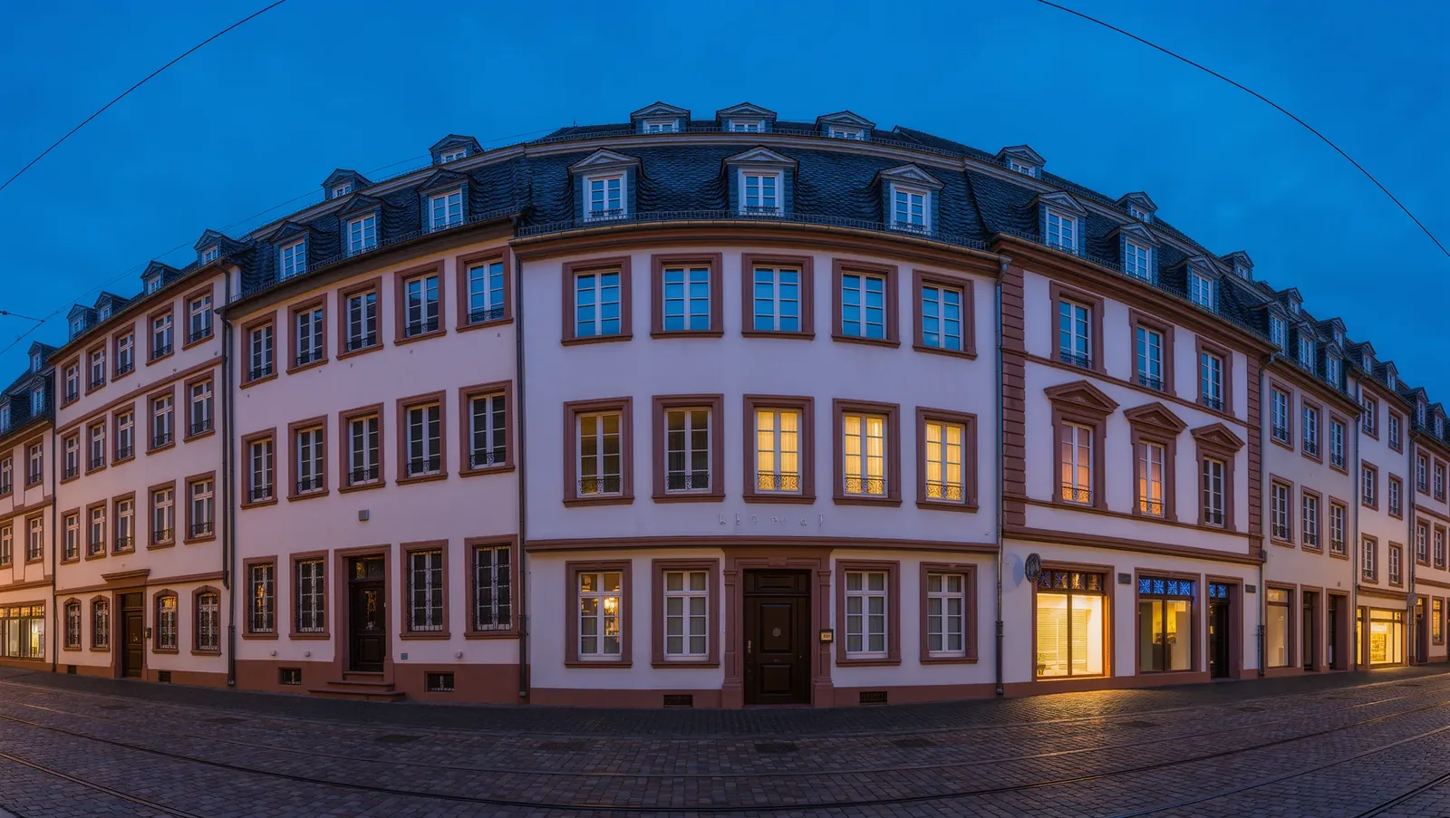 Symbolbild Boulevard mit Stuckfassaden und Gleisen